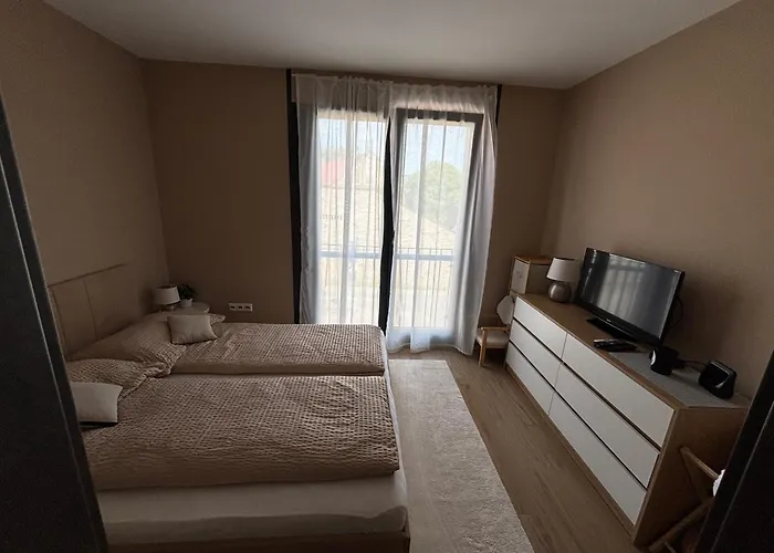 Szeged Gyoengye Lux