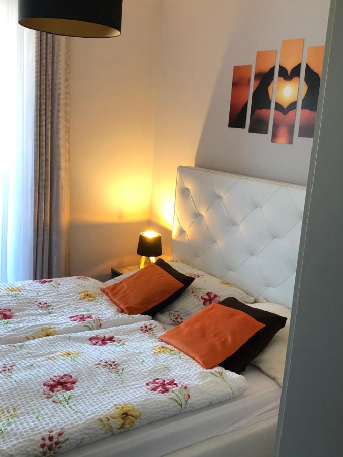 Gyoengye Lux Szeged